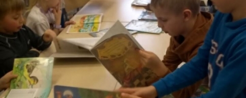Pierwszaki w szkolnej bibliotece - najmłodsi czytelnicy